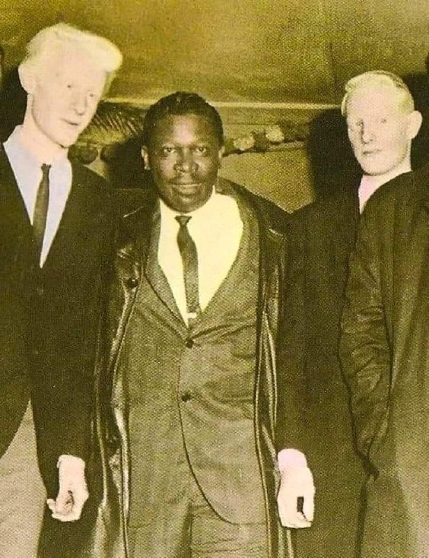 BB King, flanked by Johnny Winter …