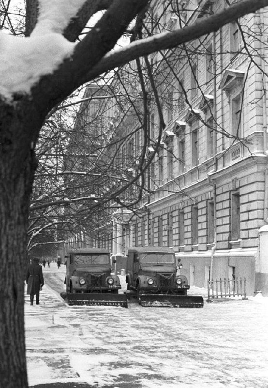 Уборка снега на Садовой-Кудринской, 1972 год.