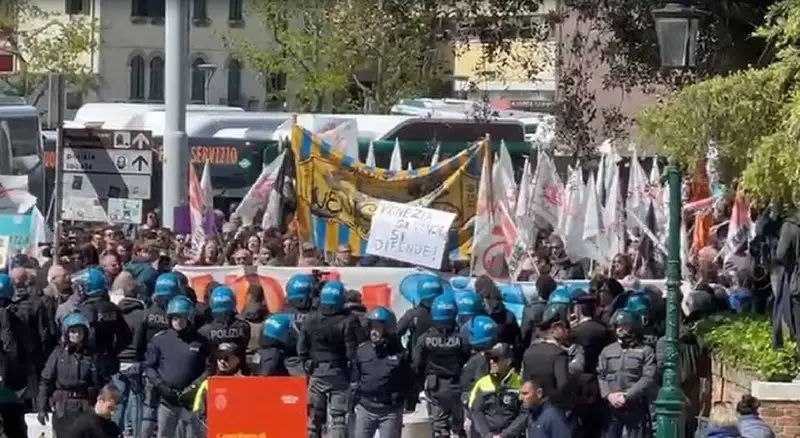 Ieri i veneziani sono scesi in piazza per manifestare il proprio NO al cosiddetto "ticket", il biglietto introdotto dall'amministrazione Brugnaro …