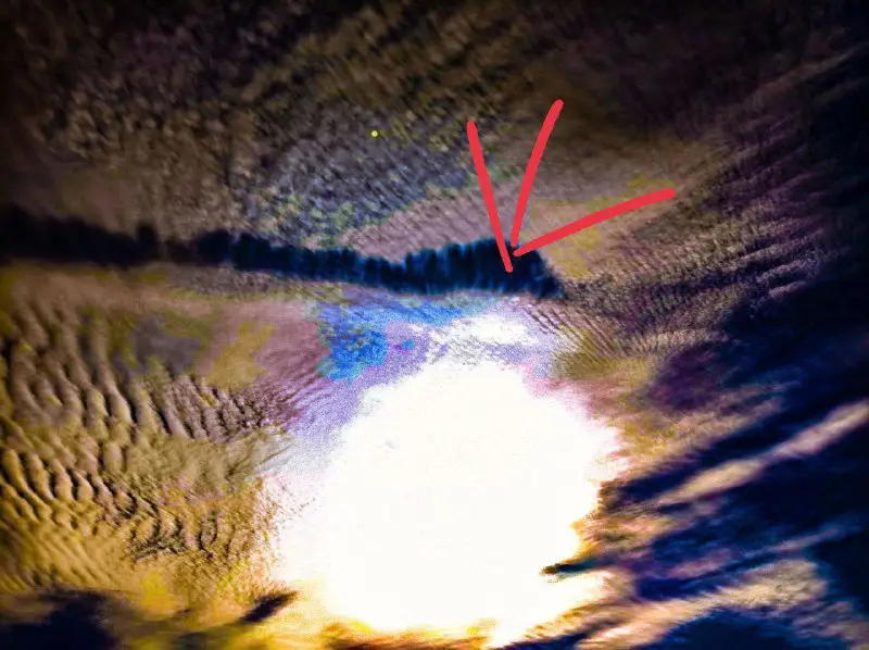 Impressive Shadow projection of the chemtrail …