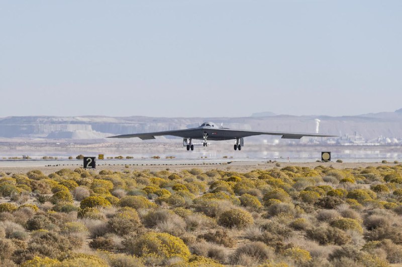 ****🇺🇸*****Стратегічний бомбардувальник B-21 Raider здійснює посадку …