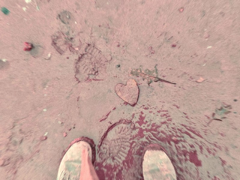 *Я нашла на дне канала чьë- …