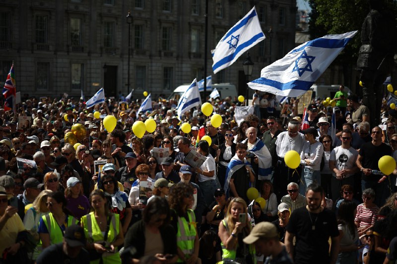 ***🇬🇧***+***🇮🇱***В центре Лондона проходит [марш,](https://www.timesofisrael.com/liveblog_entry/tens-of-thousands-march-in-london-calling-for-release-of-hostages-in-gaza/) организованный 7/10 Human Chain, призывающий к освобождению заложников, удерживаемых терроризмами в секторе Газа.