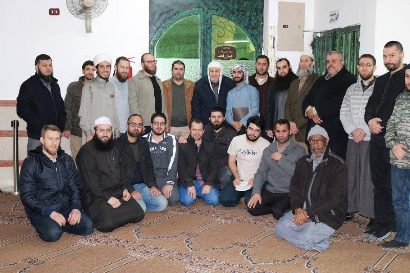 صورة تذكاريَّة مع طلَّابي في مسجد …