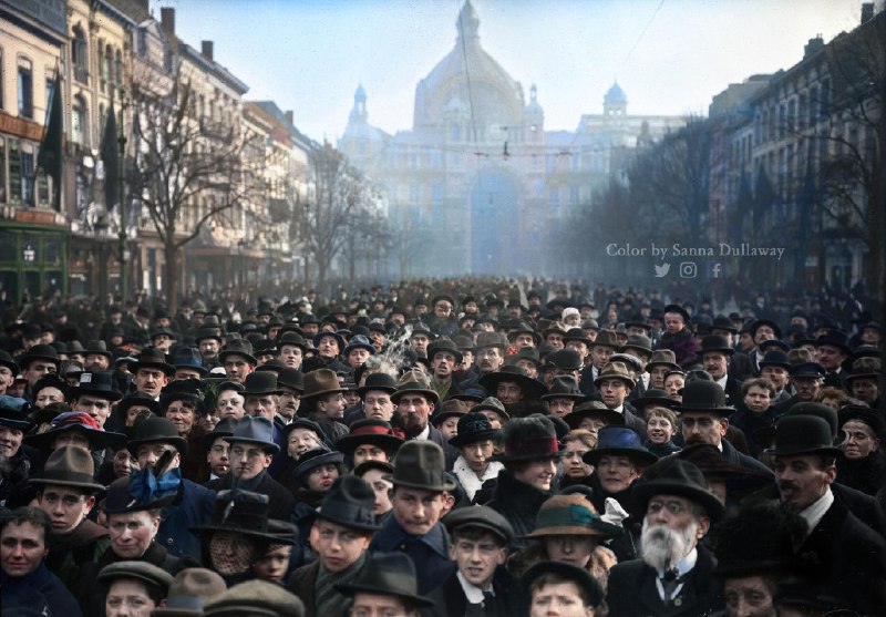 11th November 1918, Colorized. Street scene …