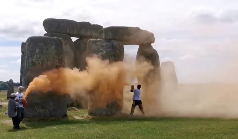 Verstappen fans accidentally go to Stonehenge …