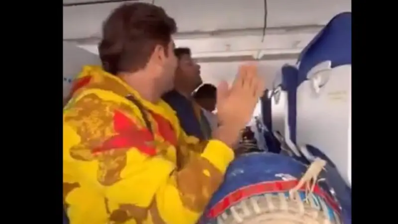 IndiGo slammed after a passenger plays dholak mid-air, others sing Ram bhajan