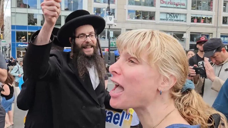 Two opposing jews get into fight at Palestinian protest