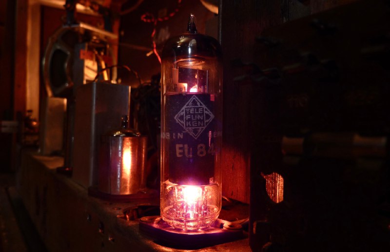 Glowing EL84 Amplifier Tube [3456x2234]