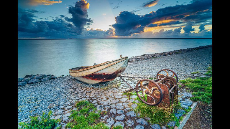 [1920x1080] Old Rusty Fishing Boat