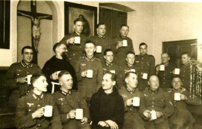 German soldiers having a drink with …