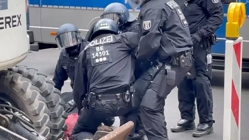***❗️***Polizeibeamter in Berlin vor Gericht***❗️***
