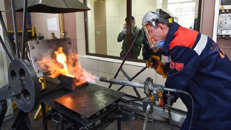 Aus Abfallprodukten entstehen in einem metallverarbeitenden …