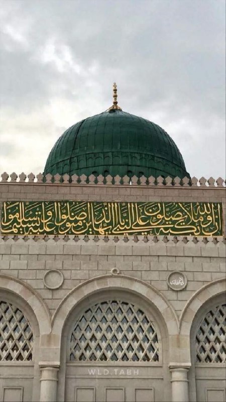 طفلٌ معَ اليتمِ تهتزُّ العروشُ لهُ