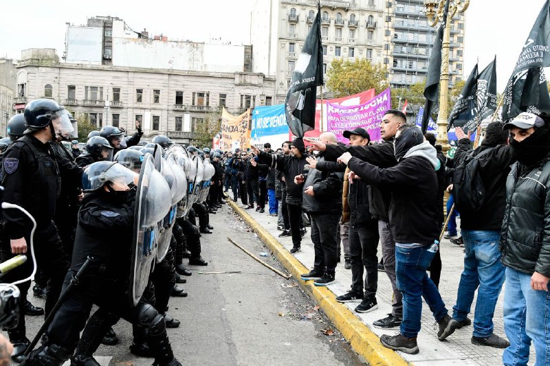 Reprimieron a los obreros del neumático …