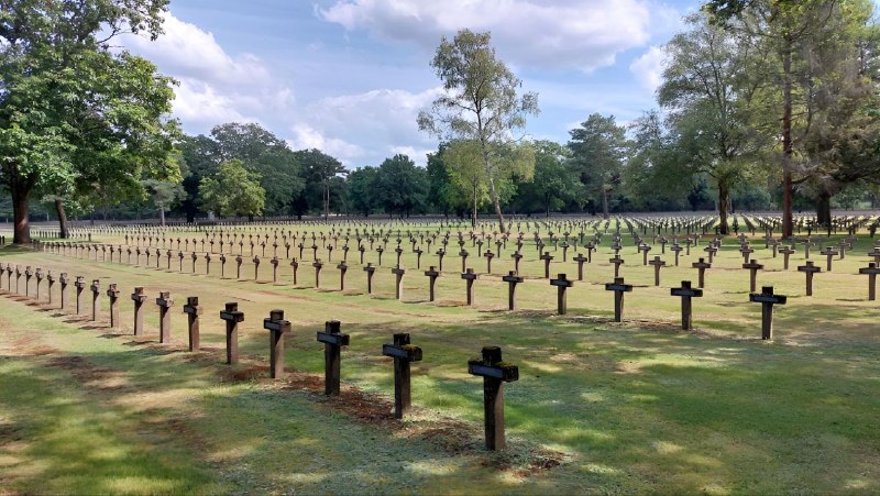 **Reiseführer Deutschland: Der deutsche Soldatenfriedhof in …