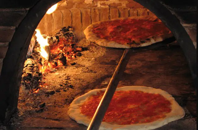 Peste 100 de pizzerii din New York s-ar putea închide ca urmare a unor noi reguli ecologice care obligă restaurantele …