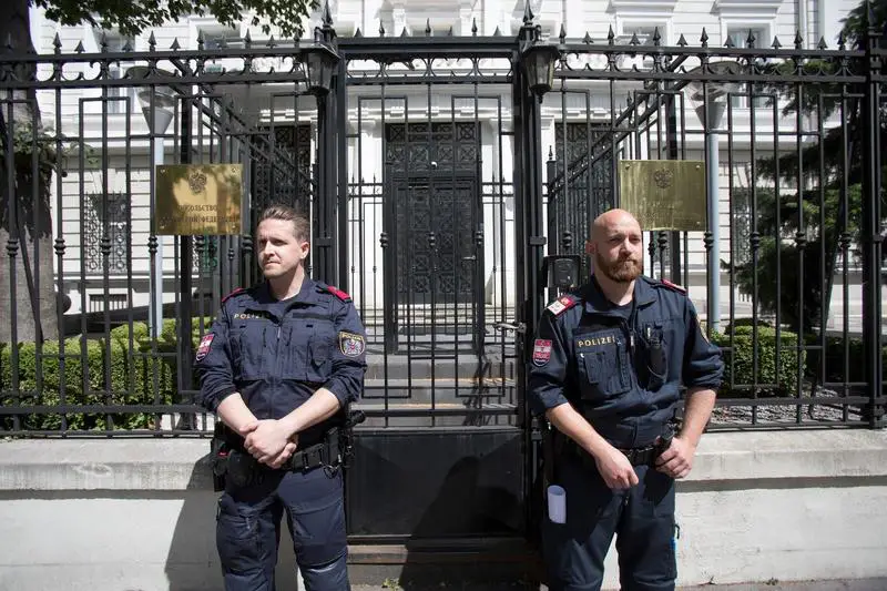 **Polițiști austrieci, văzuți ieșind cu cadouri din Ambasada Rusiei. Reacția oficială: „Nu a fost o greșeală, dar au lăsat o …