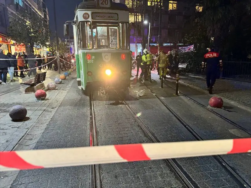 Kadıköy'de torununu kurtarmak isterken tramvayın altında …
