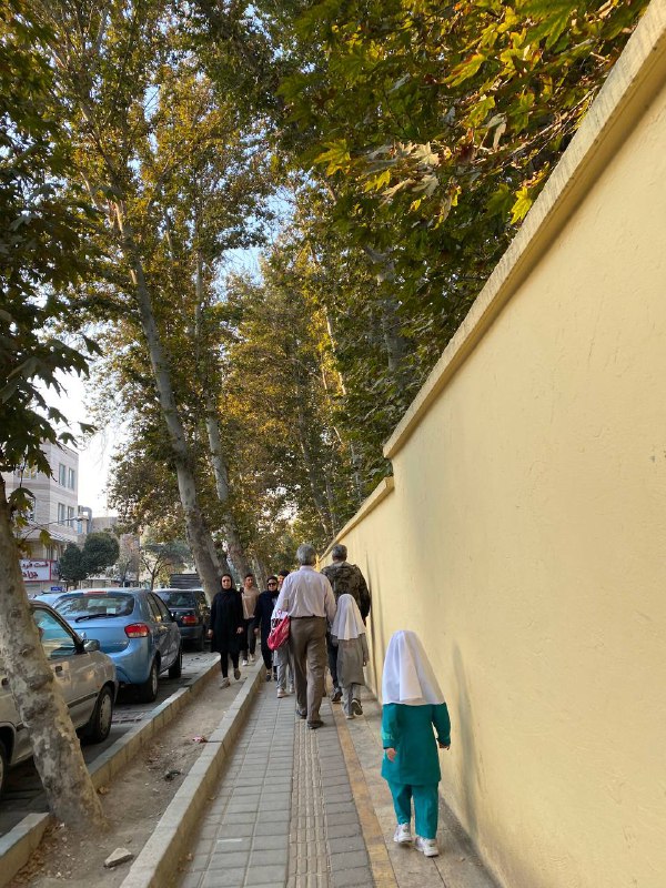 دخترک رو می رسوندم مدرسه.
