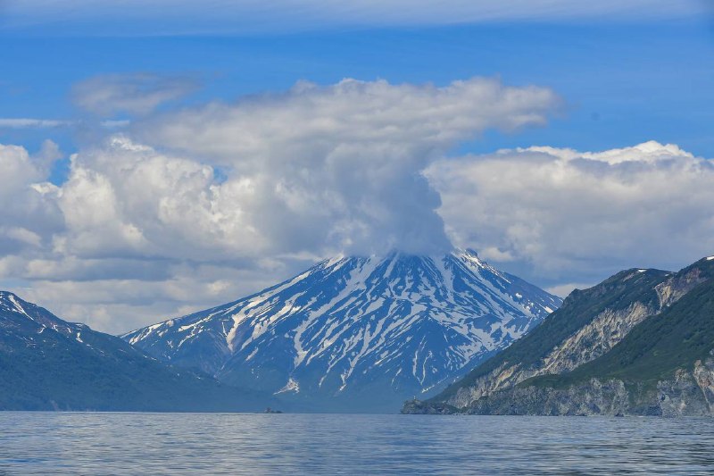 ***🇷🇺***堪察加是世界上最大的火山区域之一，也是俄罗斯最大的山地冰川地区。这里有大约 150 处温泉和超过 10 万座湖泊。在堪察加的 300 …