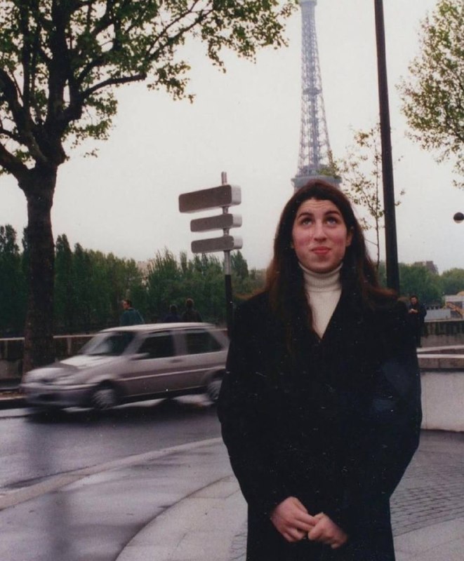 [​](https://hooks.pro/media/2025/02/05/bot8190895411/file-Z6Ni4gElj5.jpg)**Когда мир покинул один великий голос, …