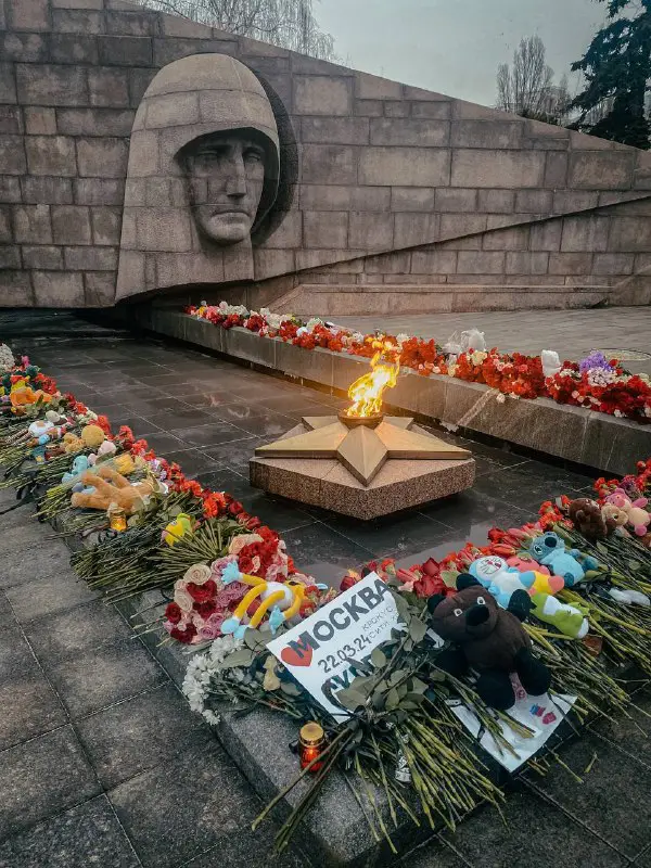 Мемориал на площади Славы. Самарцы несут …