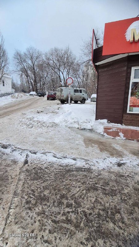 На Аэродромной, 96 течет вода из-под …