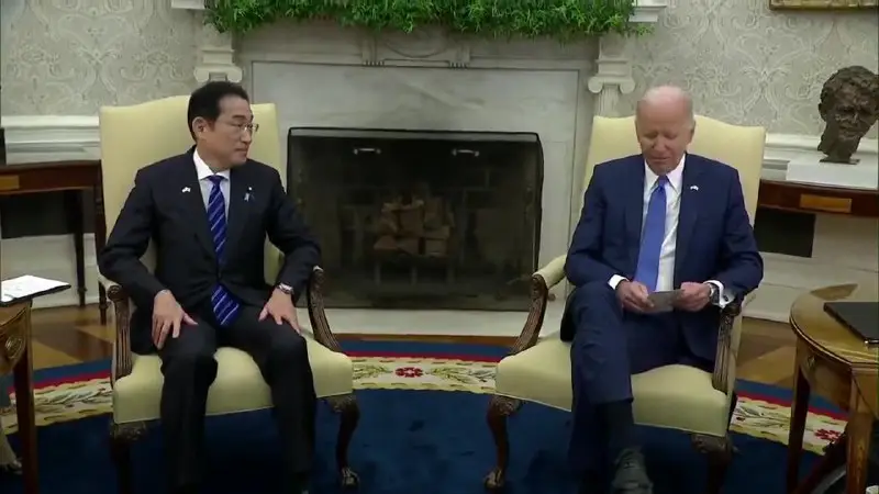 **Biden Requires His Handler-Prepared Note Cards to Say ‘Welcome’ to the Japanese Prime Minister**