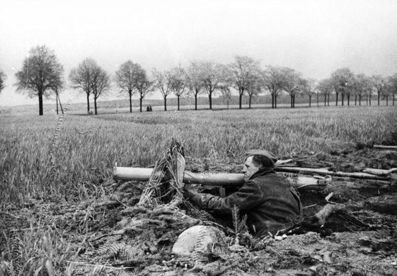 Ополченец фольксштурма, вооруженный гранатометом Panzerschreck (RPzB. …