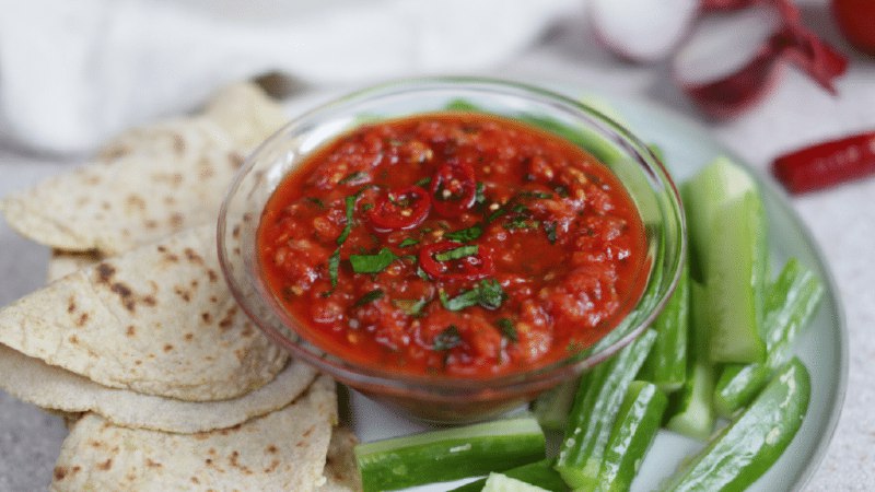 Kartoffel-Maniok-Fladen mit scharf-fruchtigem Tomaten-Dip