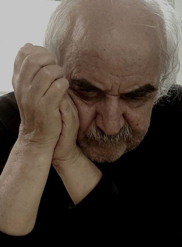 **مردی‌ست می‌سراید، خورشید در گلویش...**