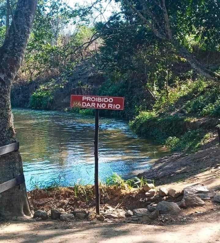 Se tem placa... a água deve …