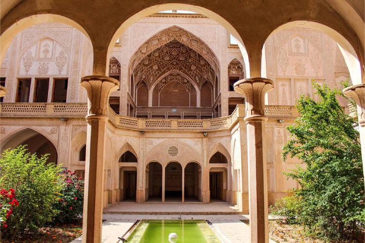 خانه تاریخی عباسیان کجاست؟ زیباترین خانه‌باغ …