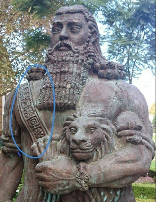 **Статуя царя неоассирийской империи, на которой …