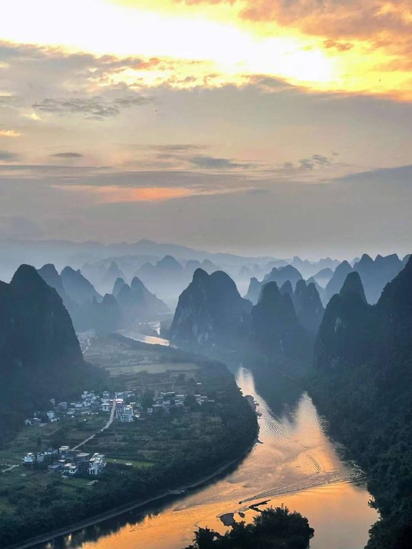 遠山如黛，江水迢迢，