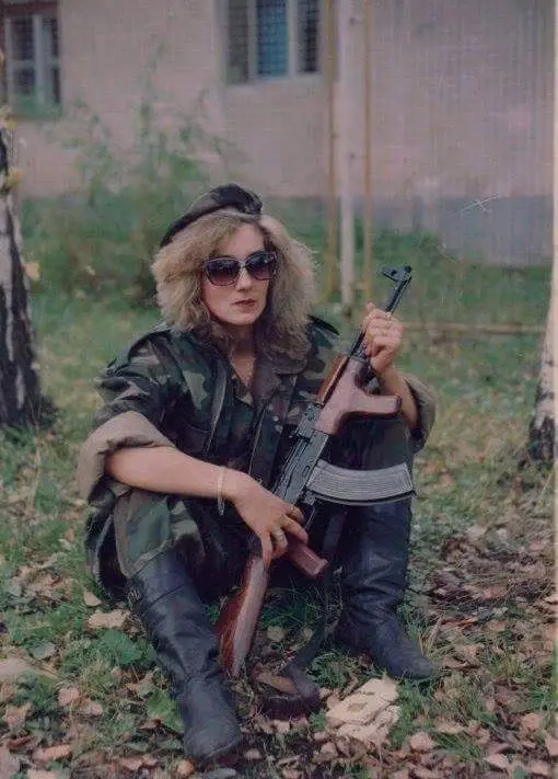 Женщина-солдат из Хорватского Совета Обороны, в …