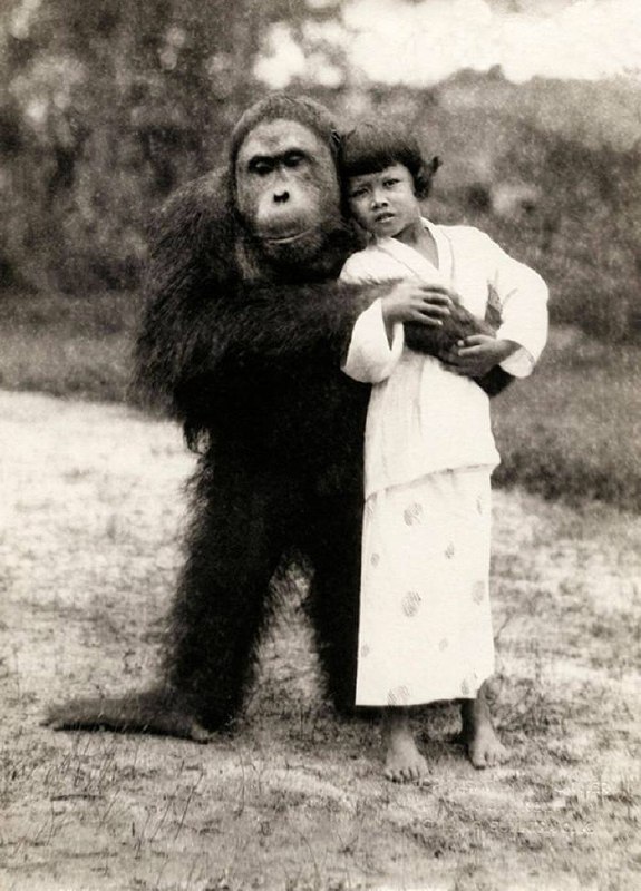 Ребёнок и орангутан. Индонезия, начало 20-го …