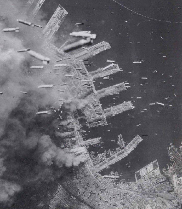 Бомбардировка города Кобе, Япония, в 1945 …