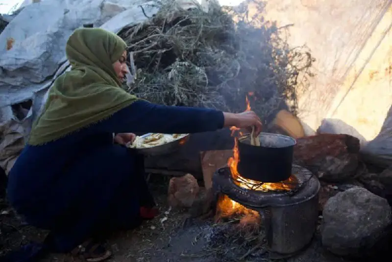 Sayur goreng jadi hidangan mudah iftar, isi perut golongan pelarian yang berpuasa di Damsyik.