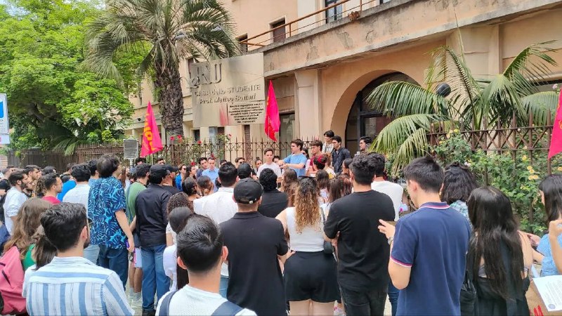 ***🔴*** [Università di Messina – Gli studenti internazionali in lotta per il diritto allo studio](https://rivoluzione.red/universita-di-messina-gli-studenti-internazionali-in-lotta-per-il-diritto-allo-studio/) di *M. Taha avar*