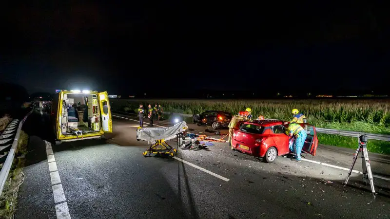 Ongeluk met drie auto's op A59, vrouw bekneld - Omroep Brabant