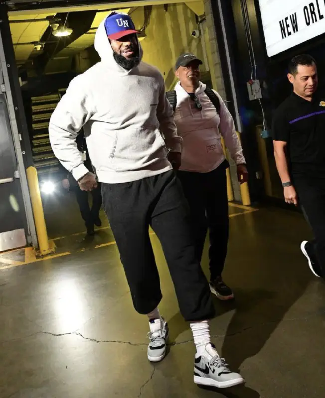 [#celebrities](?q=%23celebrities) 2021: Lebron James indossa Mac …