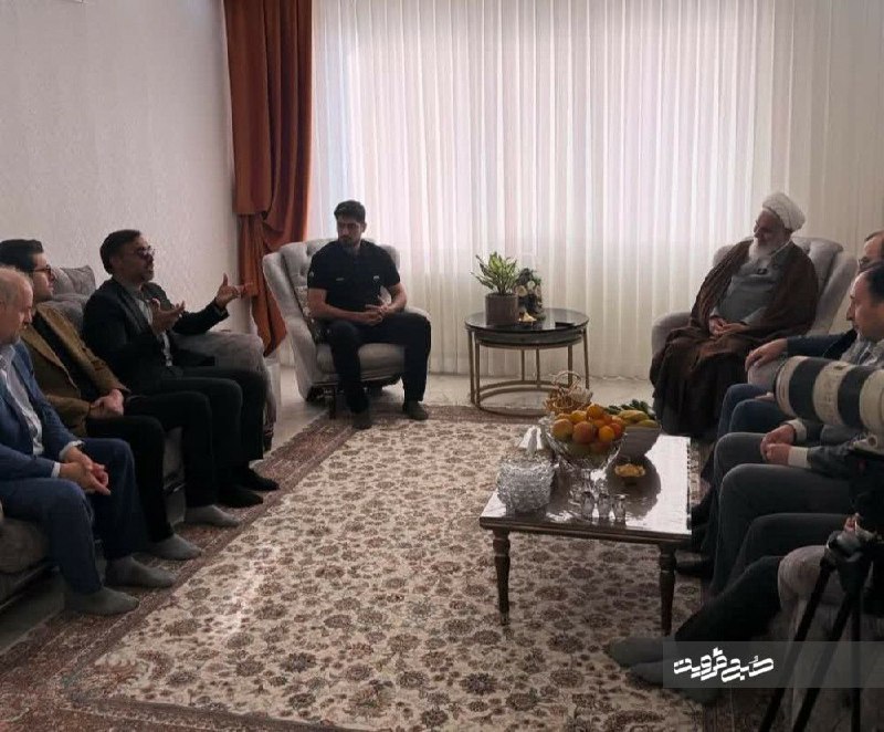 ***?***هدایای رهبری در دستان قهرمان قزوینی