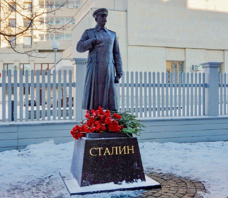 **В Вологде открылся памятник Сталину**