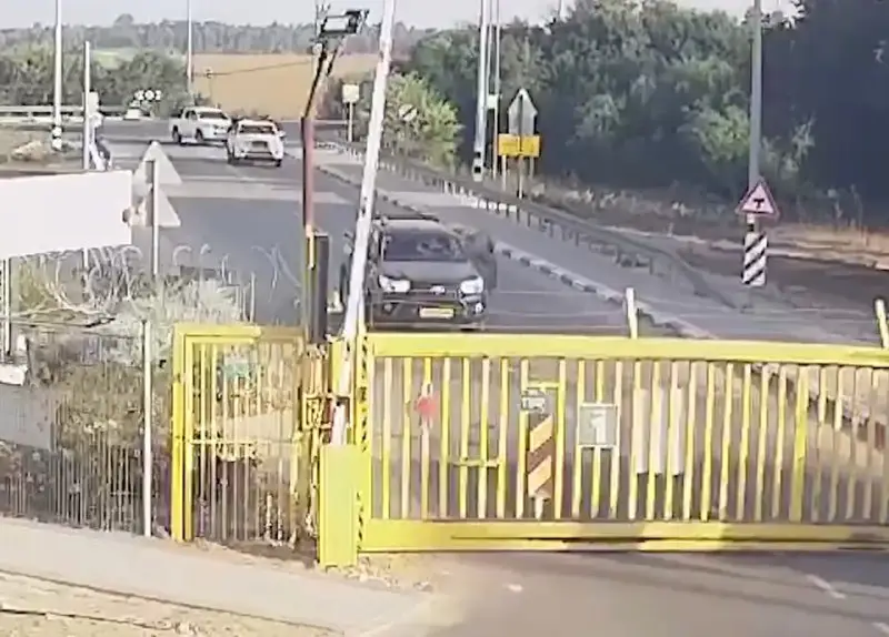 A lone Israeli guard faces off …
