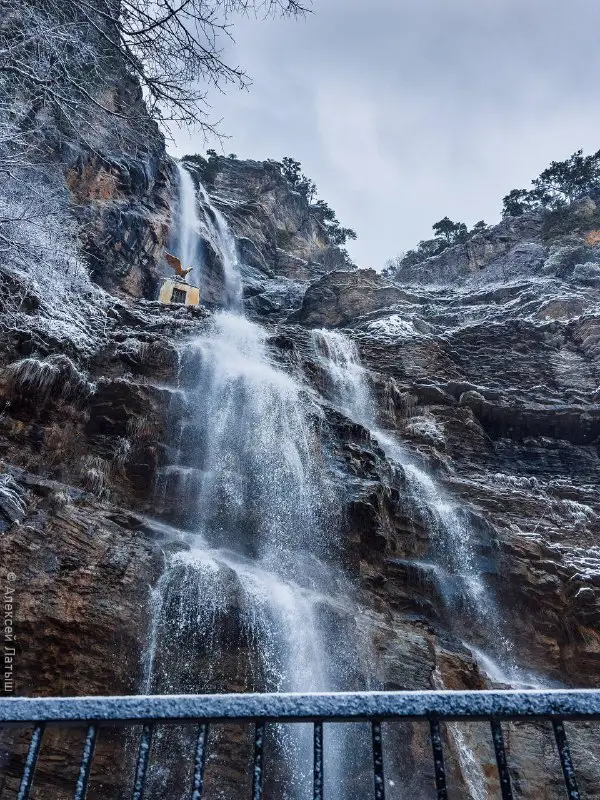 Водопад Учан-Су, слегка присыпанный свежим снегом, …