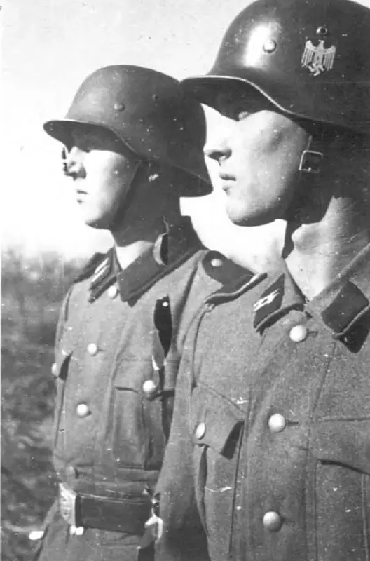 (Lijeva slika) Pripadnici Vojnice njemačke narodne …