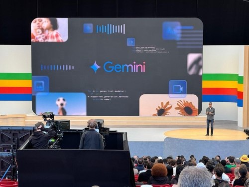 구글은 14일(현지시간) 미 캘리포니아주 마운틴뷰 쇼어라인 엠피씨어터에서 '구글 연례 개발자 회의(I/O)'를 열고 자사의 최신 AI 모델인 제미나이(Gemini)를 통해 AI의 미래를 …