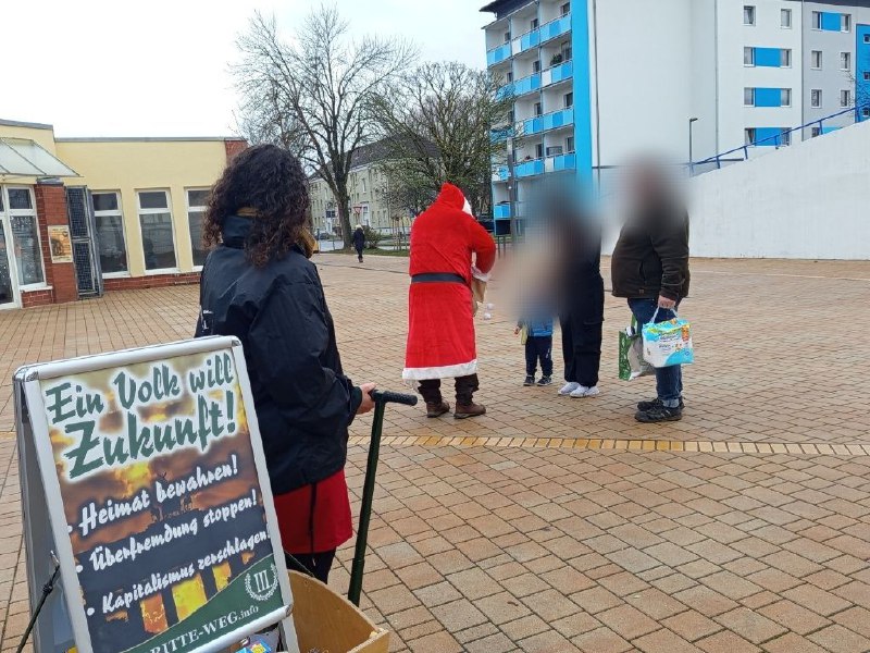 Nationalrevolutionärer Weihnachtsmann in Velten (Brandenburg)